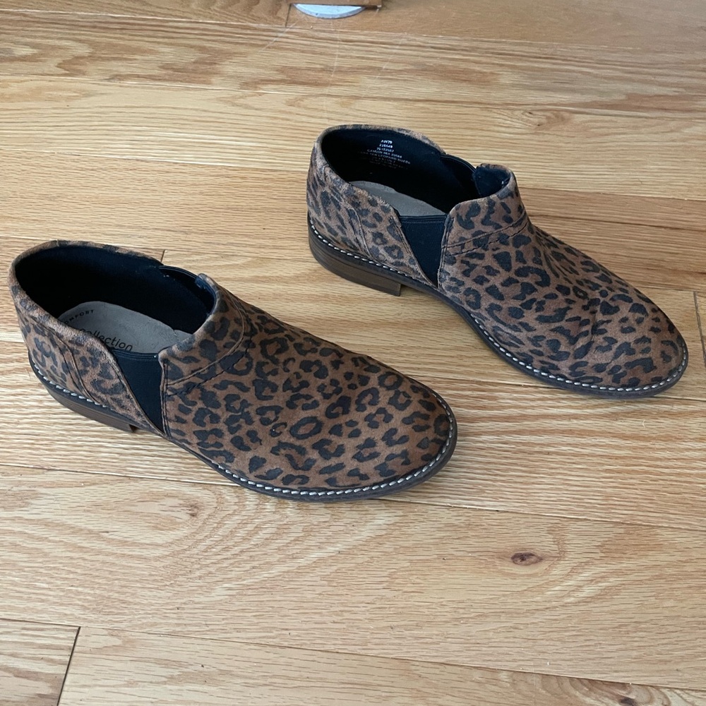 Clarks Tan Leopard Chukka Boots
women’s size 7